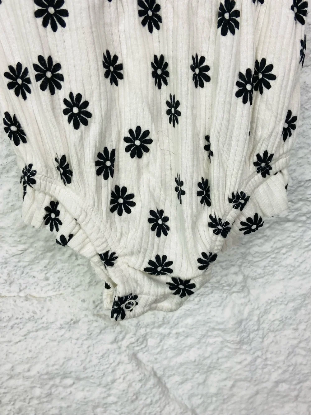 NWOT Cat & Jack White ribbed ruffle Floral Bubble Romper with Black Daisies 3-6M